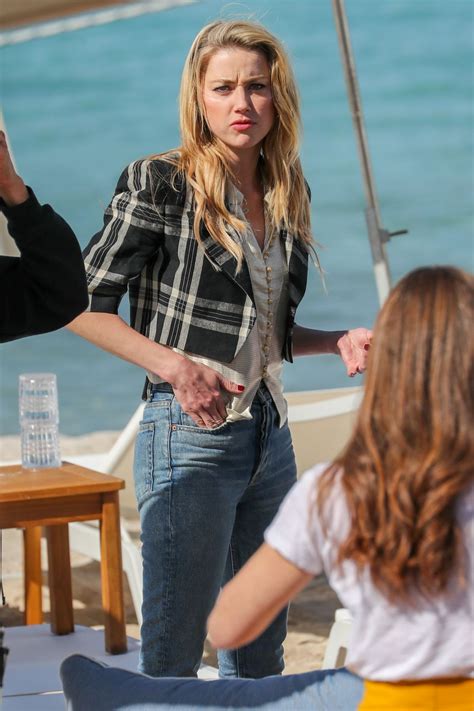 Amber Heard Went On A Beach Trip With Her Pals While。